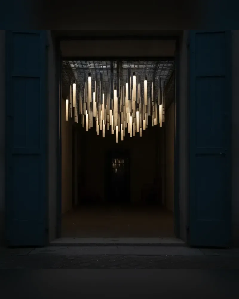 Lustre suspendu design à tubes lumineux