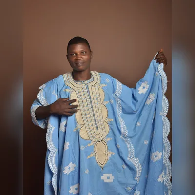 Grand boubou brodé bleu ciel