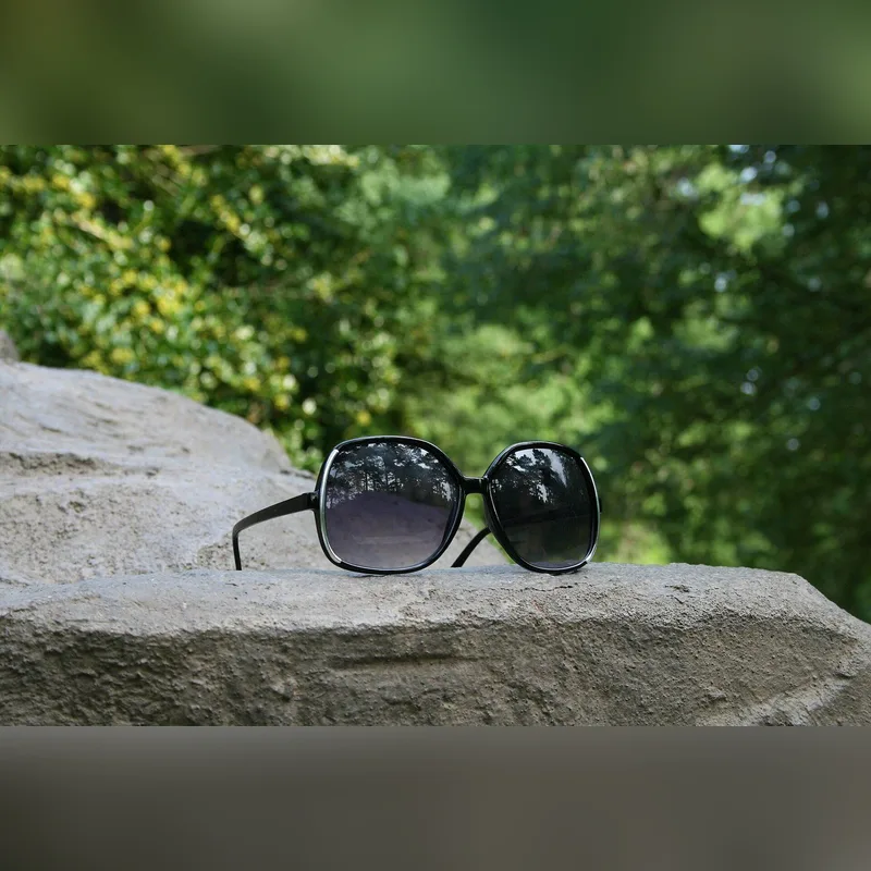 Lunettes de soleil noires monture large