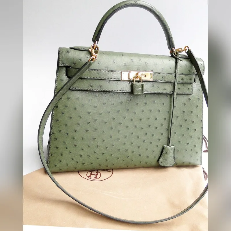 Sac à main vert avec cadenas, style peau grainée