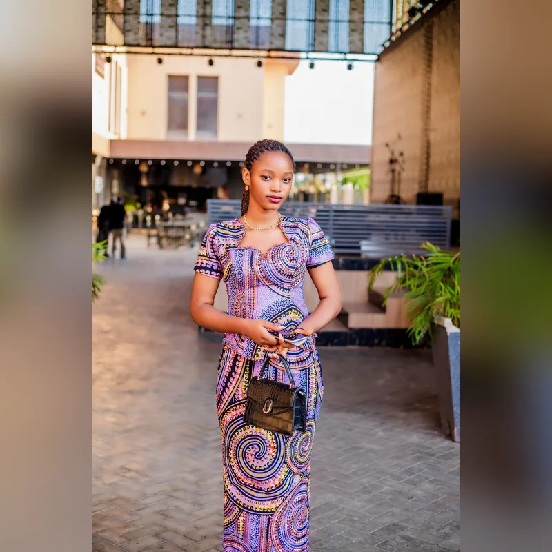 Robe courte en pagne, manches bouffantes